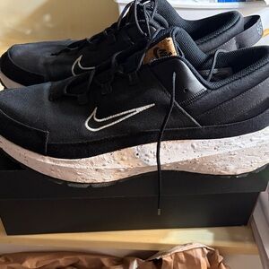 Nike Men's Black and White Sneakers size 11 DC6916-003 202